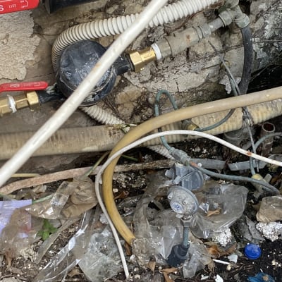 צנרת וכלים בתחום האינסטלציה עם חיבורים שונים