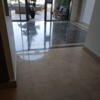 רצפה מבריקה ונקייה עם השתקפות אור