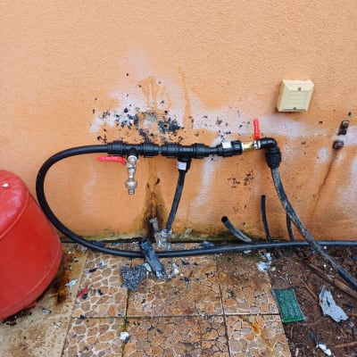 צינורות מים עם ברזים על קיר חיצוני