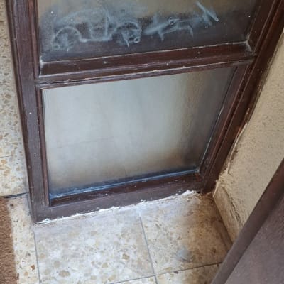 זכוכית עם מסגרת עץ על רצפת אריחים