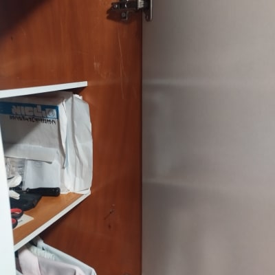 ארון פתוח עם צירים וכלי עבודה על מדף