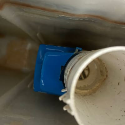 חלק פלסטיק כחול ולבן בתוך צינור