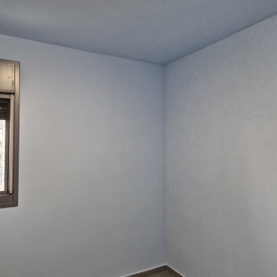 קירות צבועים בצבע כחול בהיר בחדר ריק