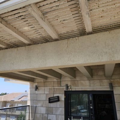 רשת מתוחה מתחת לתקרה למניעת כניסת יונים