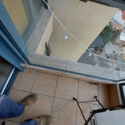 דוקרנים למניעת יונים על אדן חלון מרפסת
