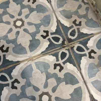 אריחי קרמיקה מעוצבים עם דוגמה גיאומטרית