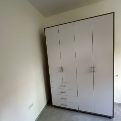 ארון בגדים עם דלתות ומגירות