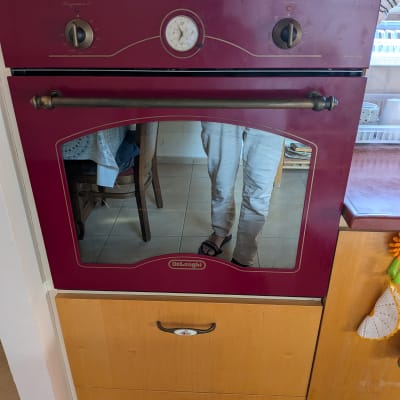 תנור אפייה במטבח עם מחוגה וטיימר