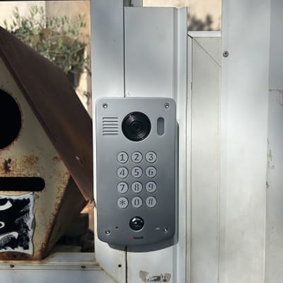 מערכת אינטרקום מותקנת על שער מתכת