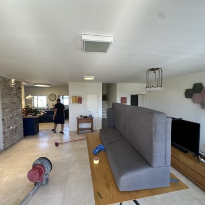 מכונת ניקוי על רצפה עם ספה הפוכה