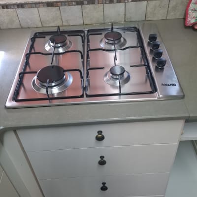 כיריים גז במטבח עם כפתורים בצד ימין