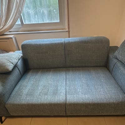 ספת בד מרופדת בגוון אפור-תכלת לאחר עבודת ניקוי ספות