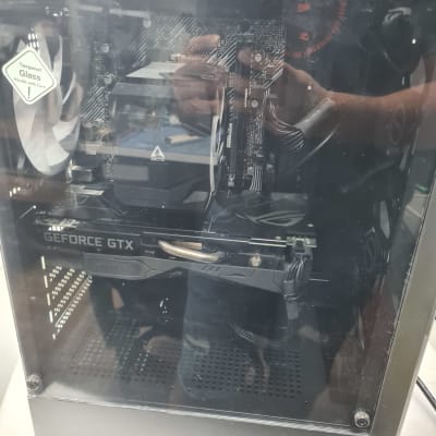 מארז מחשב עם כרטיס גרפי GeForce GTX