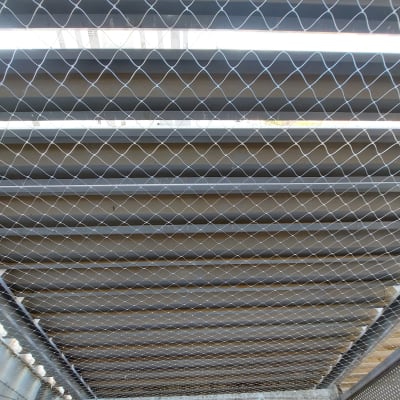 רשת מתכת מותקנת למניעת כניסת יונים