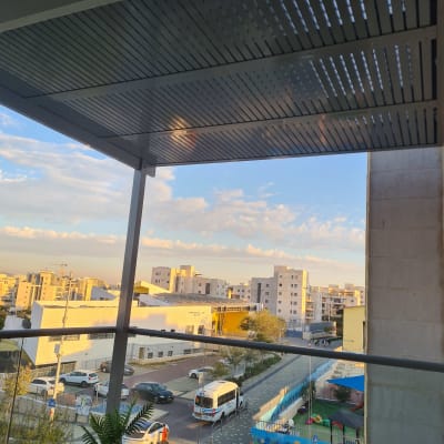 פרגולה מאלומיניום במרפסת עם נוף עירוני