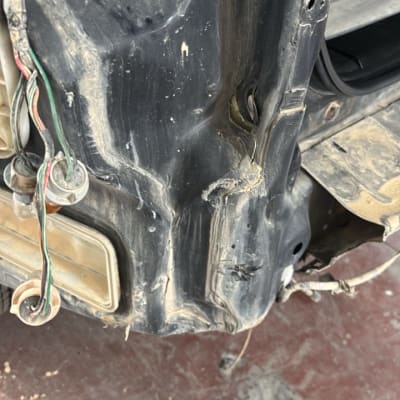 חלק רכב פגום עם חוטים חשופים ותיקונים