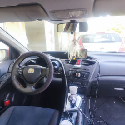 פנים רכב עם הגה, מושבים, ומערכת מולטימדיה