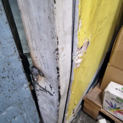נזק לדלת עם סימני חלודה ותיקונים