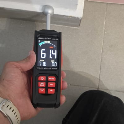 מד לחות דיגיטלי מוצג על קיר ורצפה