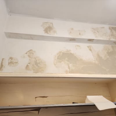 קיר עם תיקוני טיח לפני צביעה