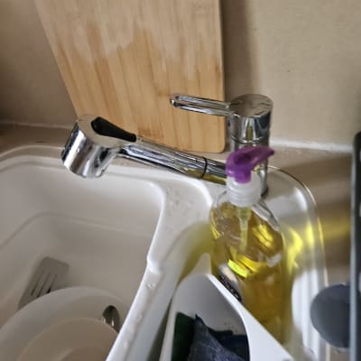 ברז מטבח עם סבון כלים ומגבת ניקוי