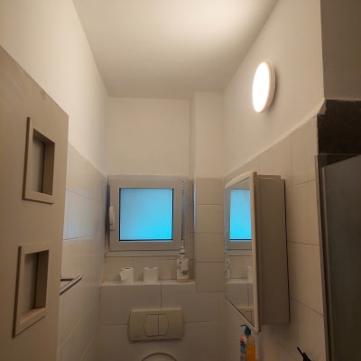 חדר אמבטיה עם קירות צבועים בלבן