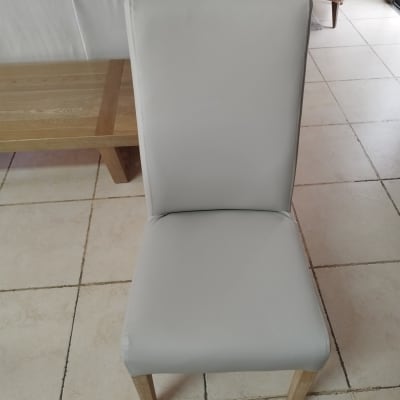 כיסא מרופד בבד אפור על רצפת אריחים