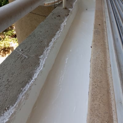 איטום מרפסת עם חומר לבן לאורך הקירות