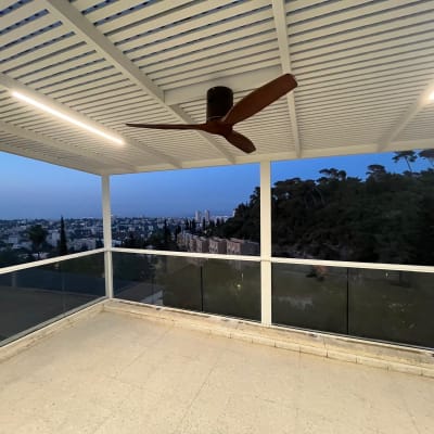 פרגולה מאלומיניום עם מאוורר תקרה ותאורה מובנית