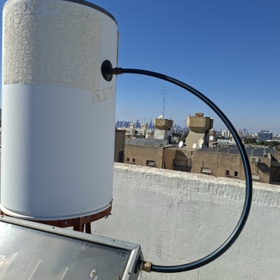 דוד שמש על גג עם צינור מחובר