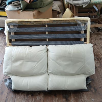 כריות עור לבנות על מסגרת עץ עם ריפוד