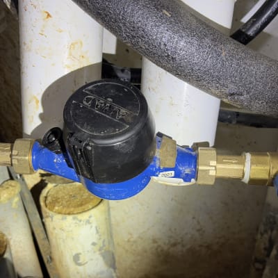 צנרת ומד מים כחול עם ברזים