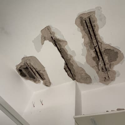 תקרה עם תיקונים חשופים בעבודת שיפוץ