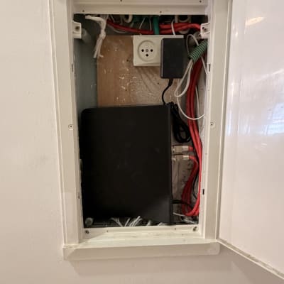 ארון תקשורת עם כבלים וחיבורים חשמליים