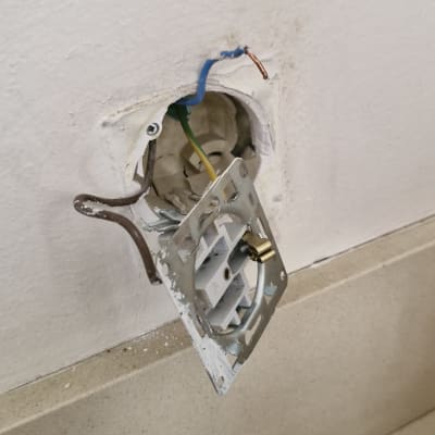 שקע חשמלי פתוח עם חוטים חשופים