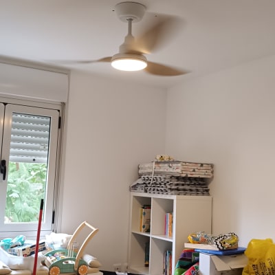 מאוורר תקרה מותקן בחדר עם רהיטים וצעצועים.