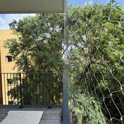 רשת מתוחה למניעת כניסת יונים למרפסת