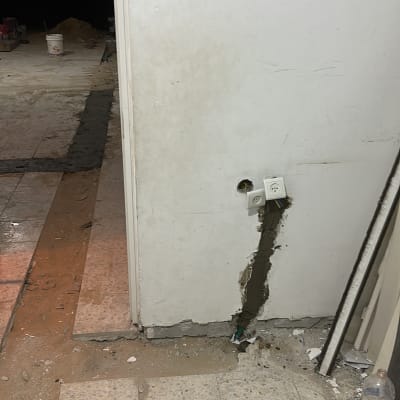 שקע חשמל בקיר עם תיקון טיח