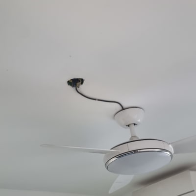 מאוורר תקרה מותקן עם חוטים חשופים