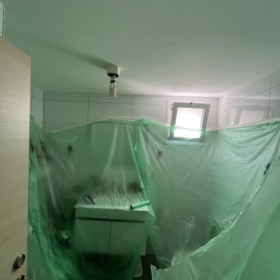 חדר עם כיסוי ניילון ירוק לקראת צביעה