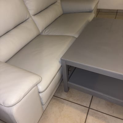 ספה ושולחן בסלון לאחר ניקוי