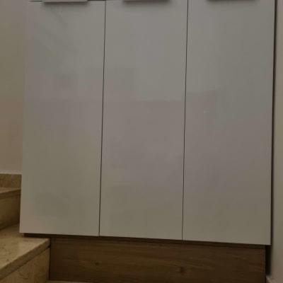 ארון לבן עם ידיות על מדרגות אבן