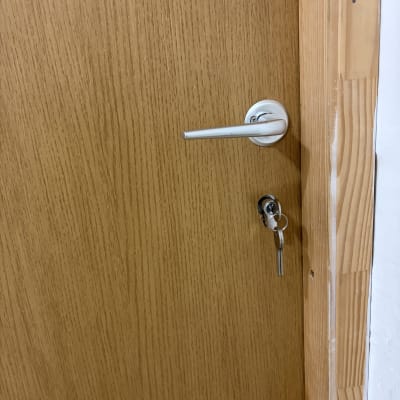 ידית ודלת עם מפתח במנעול