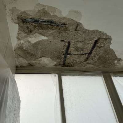 תיקון קיר עם טיח מתקלף וברזלים חשופים