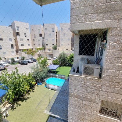 רשת הגנה נגד יונים מותקנת על מרפסת