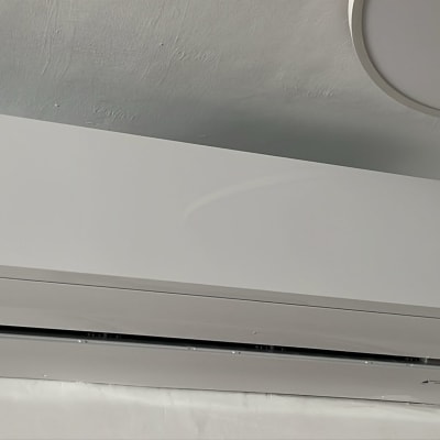 מזגן קיר לבן עם לוגו טדירן אלפא