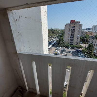 רשת למניעת כניסת יונים במרפסת בניין