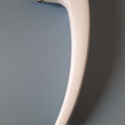 ידית דלת מתכתית בצבע לבן