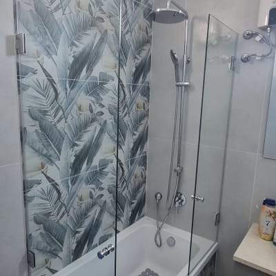 זכוכית מחיצה במקלחת עם עיצוב עלים