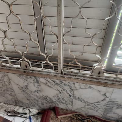 כלי עבודה ומנעול על רקע חלון עם סורגים